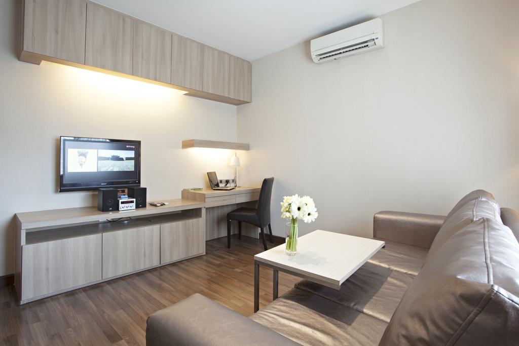 V Residence Bangkok Bagian luar foto