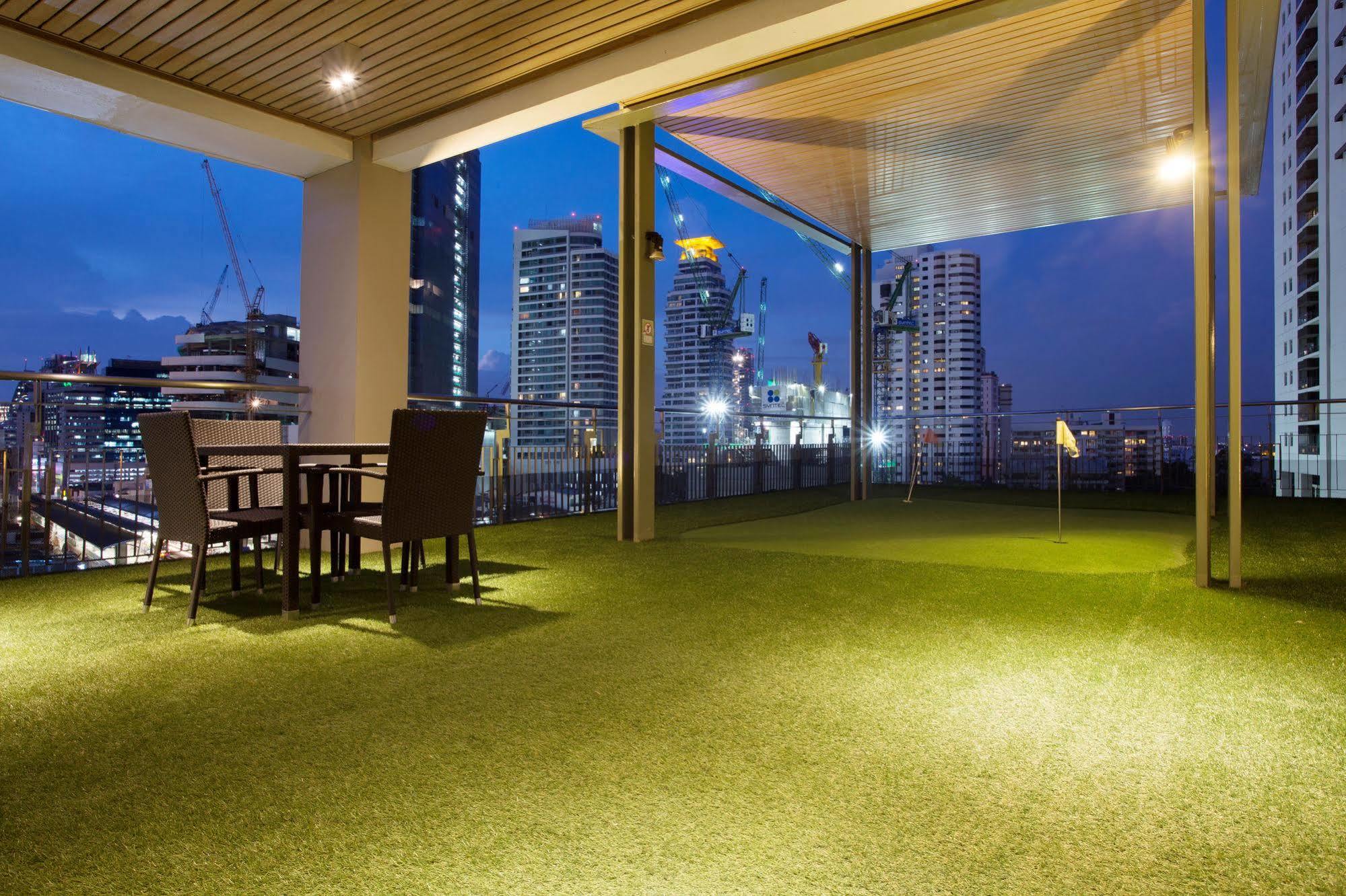 V Residence Bangkok Bagian luar foto