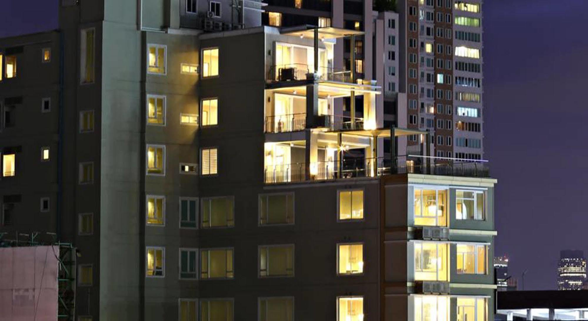V Residence Bangkok Bagian luar foto