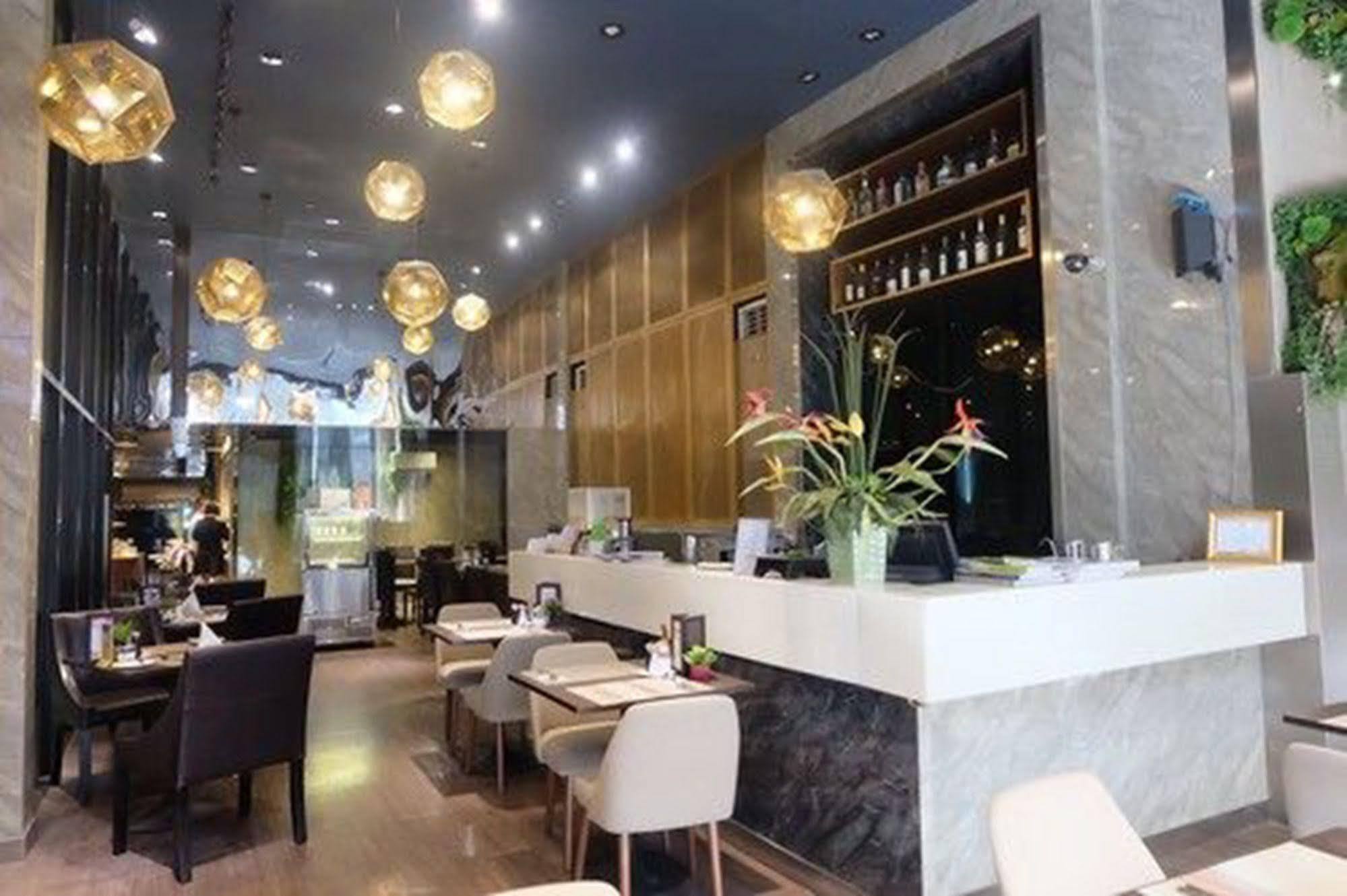 V Residence Bangkok Bagian luar foto