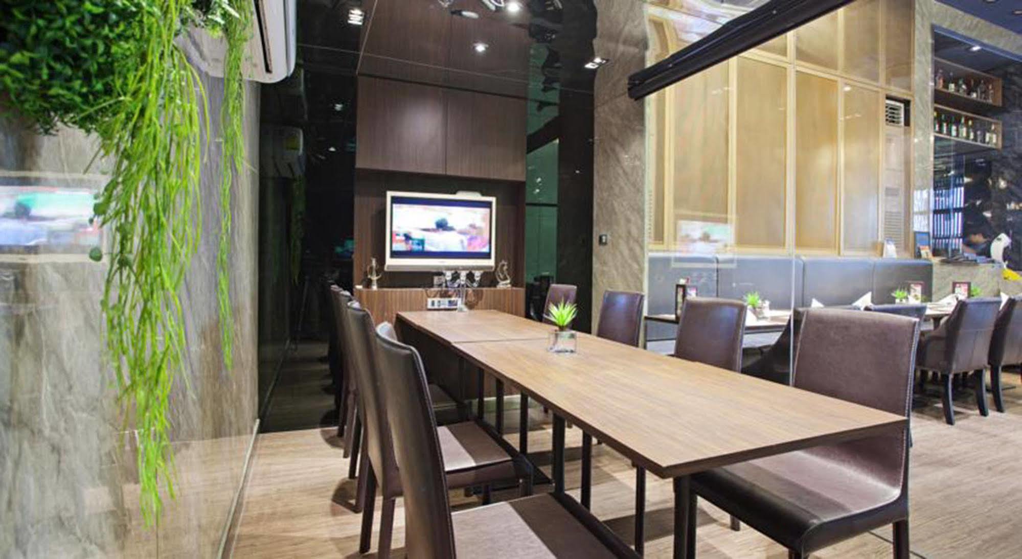 V Residence Bangkok Bagian luar foto