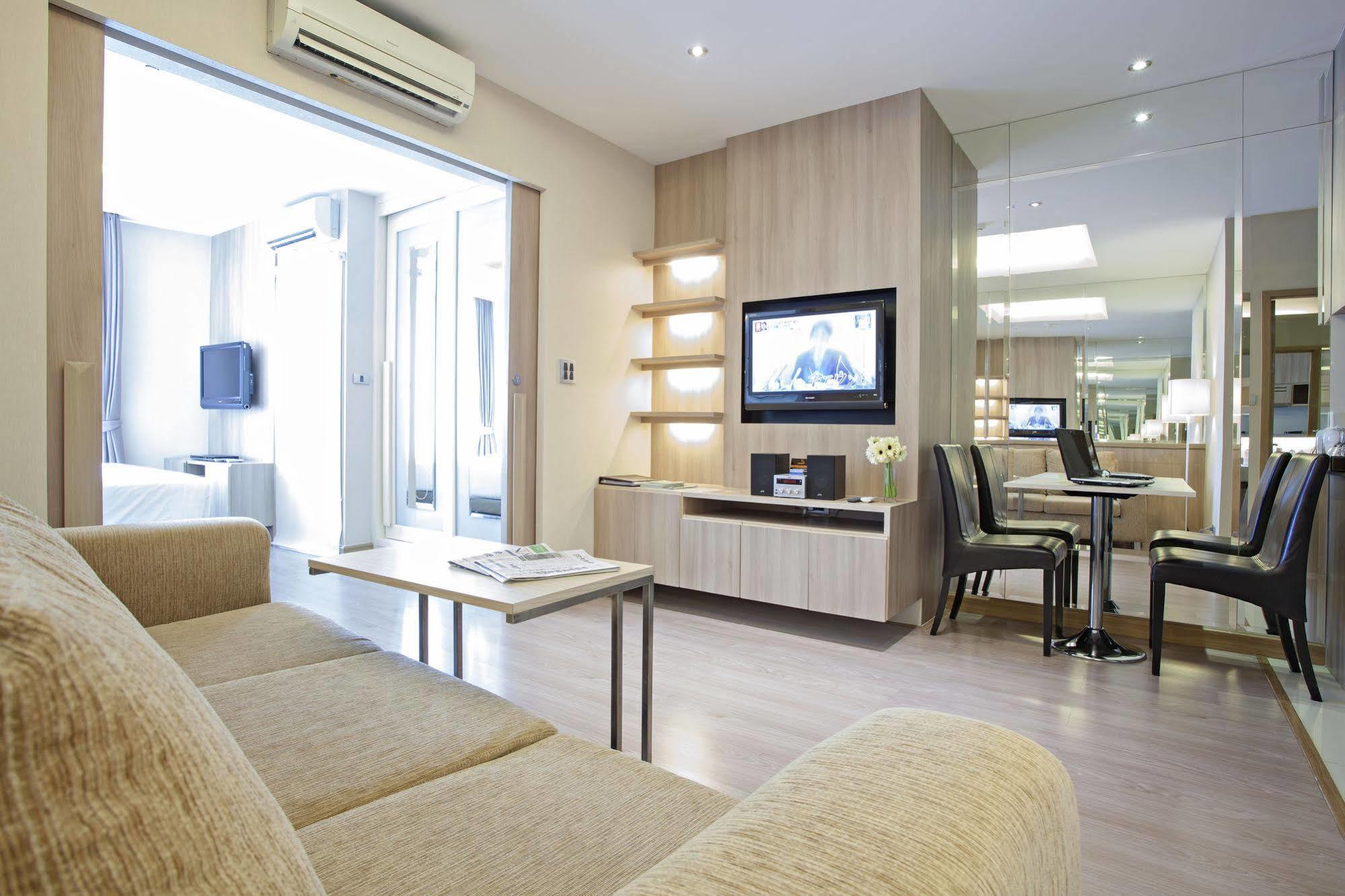 V Residence Bangkok Bagian luar foto