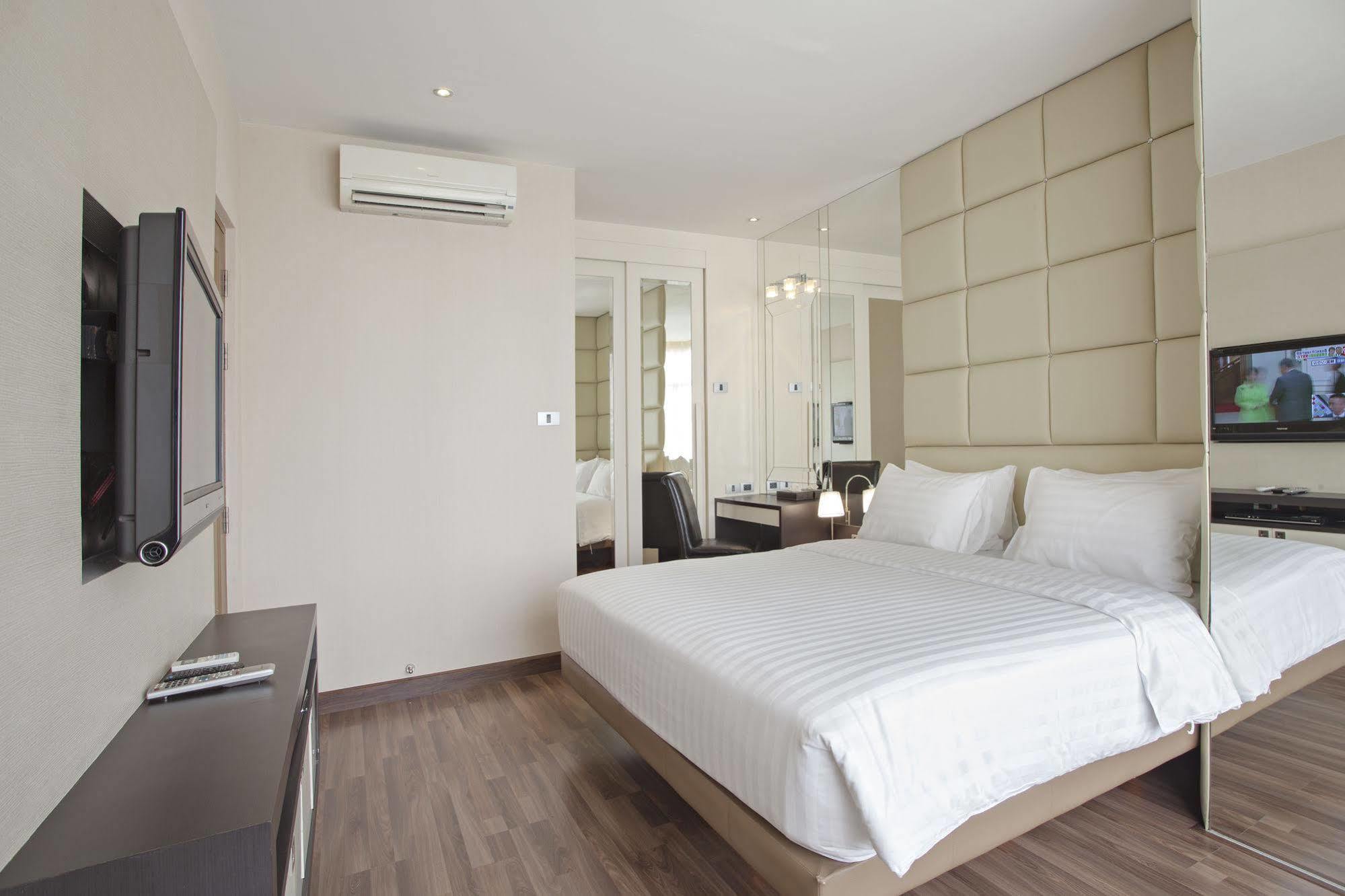 V Residence Bangkok Bagian luar foto