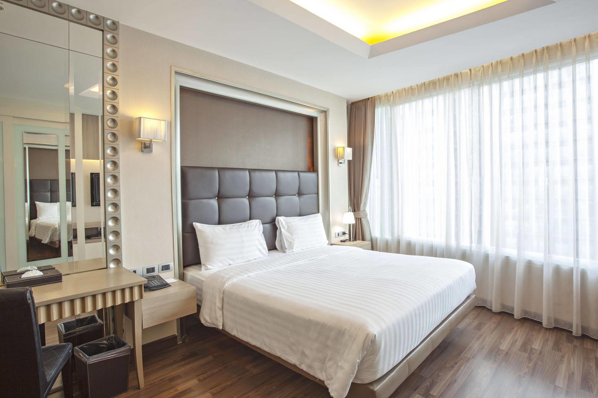 V Residence Bangkok Bagian luar foto