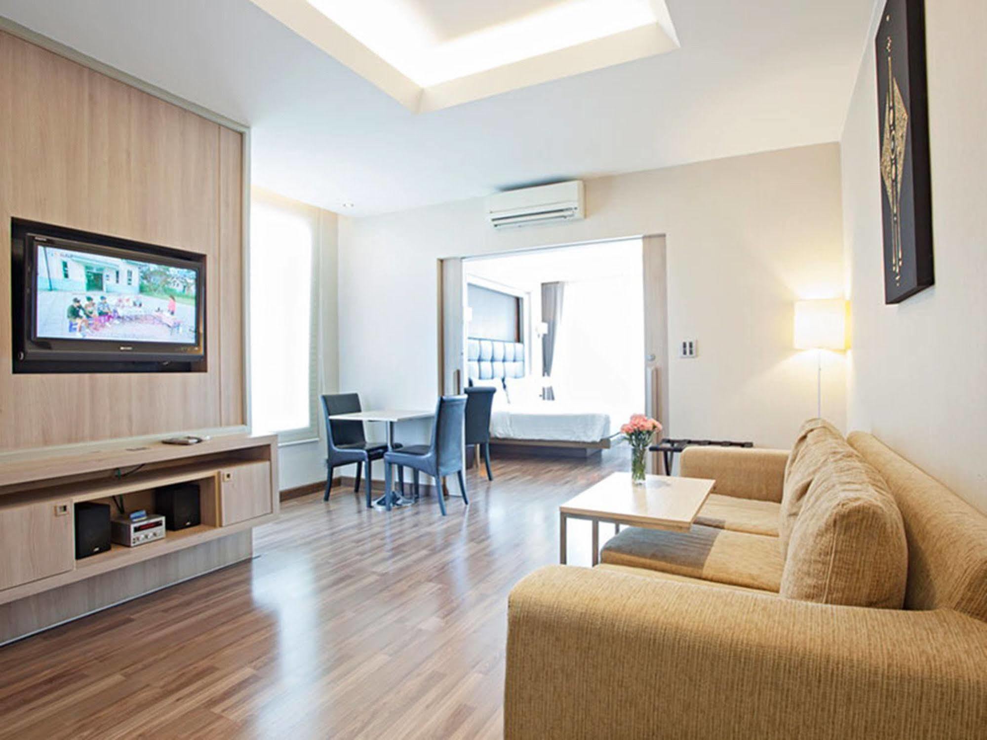 V Residence Bangkok Bagian luar foto