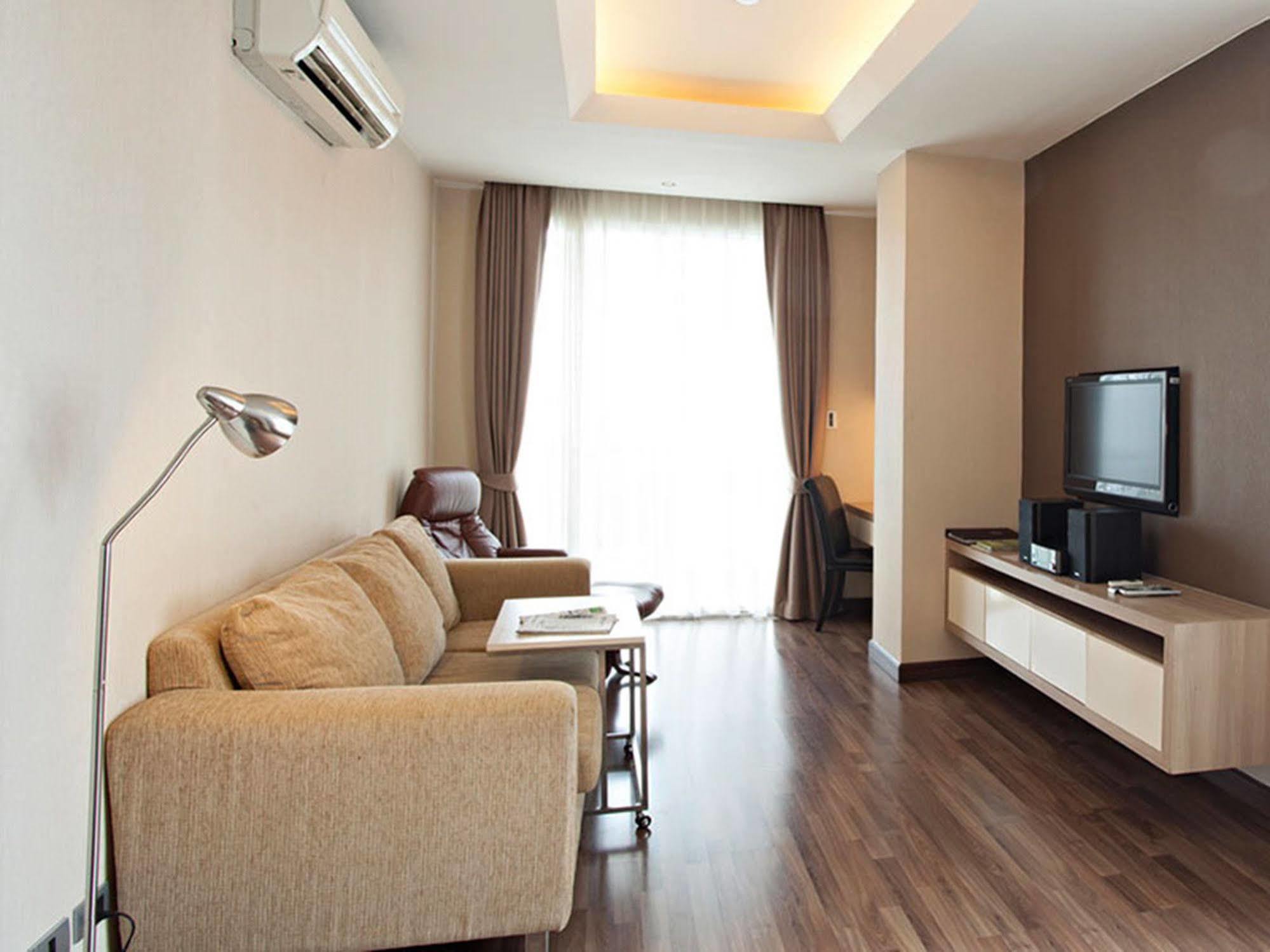 V Residence Bangkok Bagian luar foto