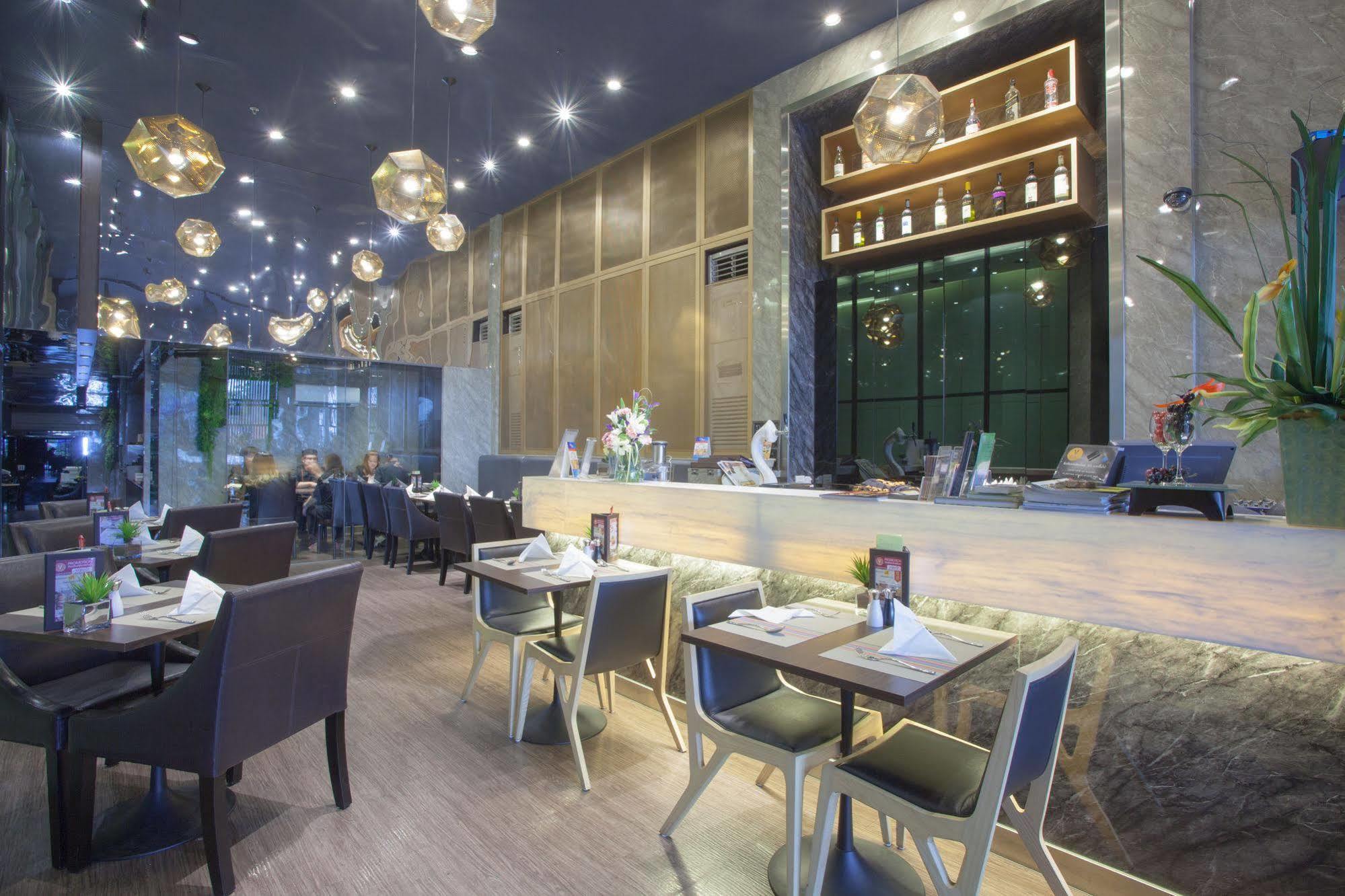 V Residence Bangkok Bagian luar foto