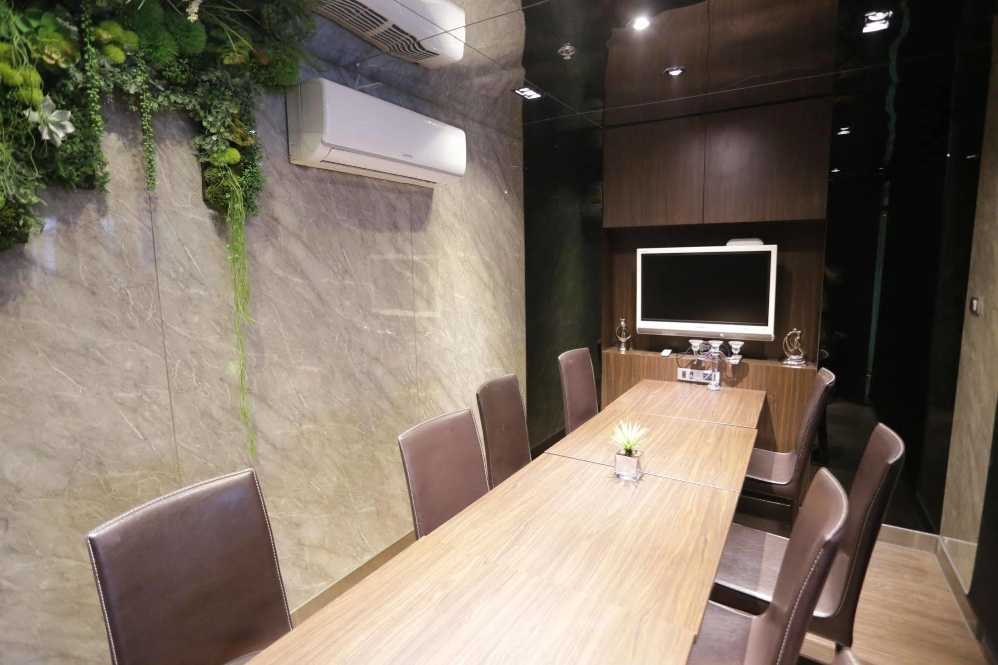 V Residence Bangkok Bagian luar foto