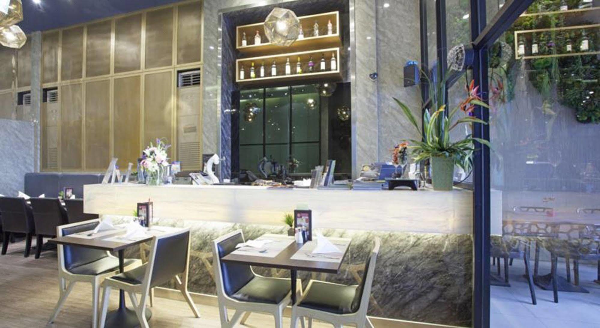 V Residence Bangkok Bagian luar foto